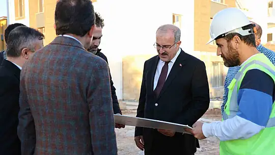 Vali Toraman, yapımı devam eden deprem konutlarını inceledi
