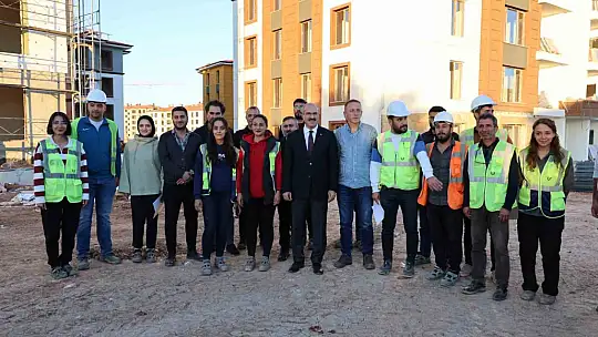 Vali Toraman, yapımı devam eden deprem konutlarını inceledi