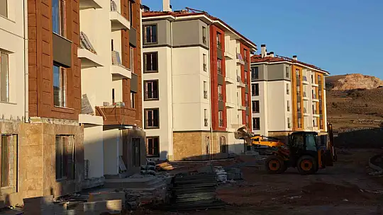 Vali Toraman, yapımı devam eden deprem konutlarını inceledi