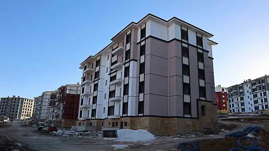 Vali Toraman, yapımı devam eden deprem konutlarını inceledi