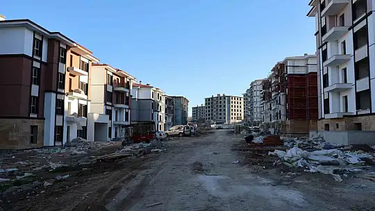 Vali Toraman, yapımı devam eden deprem konutlarını inceledi