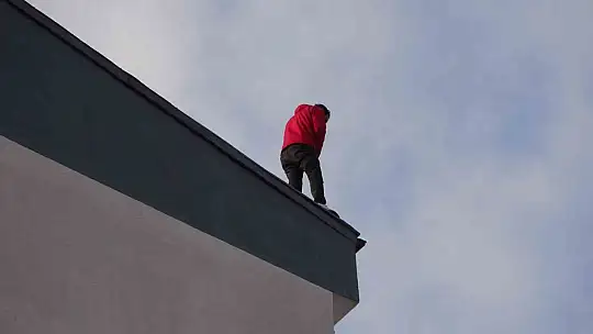 Vatandaşlar, intihar girişimini film gibi izleyip canlı yayın açtı