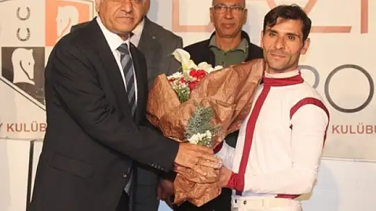 Veteriner Fakültesi Dekanlığı Koşusu'nun galibi 'King Karaca'