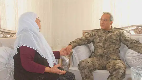 Vicdansızlar çalmıştı: Şehidin emanetini Emniyet Müdürü Karayel aileye bizzat teslim etti