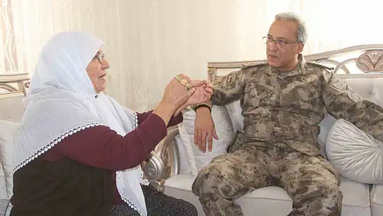 Vicdansızlar çalmıştı: Şehidin emanetini Emniyet Müdürü Karayel aileye bizzat teslim etti