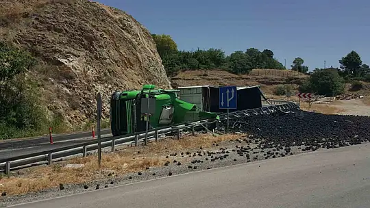 Virajı alamayan kömür yüklü kamyon devrildi: 1 yaralı