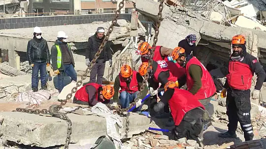Yabancı uyruklu öğrenciler depremzedeler için seferber oldu