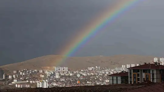 Yağmur sonrası gökkuşağı şöleni