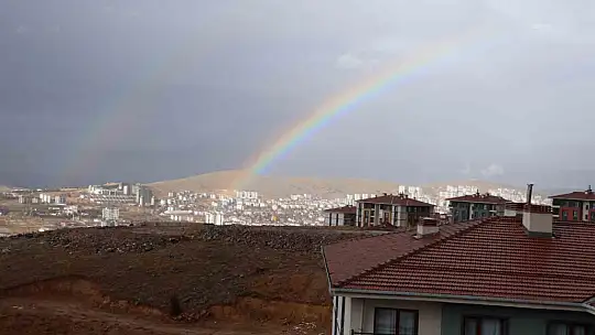 Yağmur sonrası gökkuşağı şöleni
