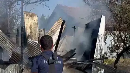 Yangında sac ev kül oldu