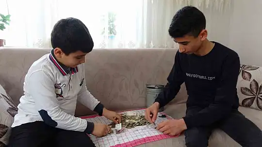 Yaşları küçük ama gönülleri büyük, kumbaralarını depremzedeler için bağışladılar