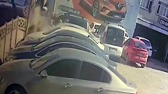 Yayaları önüne alıp duvara çarpmıştı: Kaza anı güvenlik kameralarına yansıdı