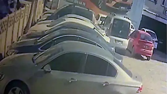 Yayaları önüne alıp duvara çarpmıştı: Kaza anı güvenlik kameralarına yansıdı