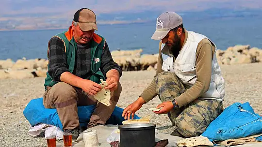 Yaylacıların sahil kenarındaki molası belgeselleri aratmadı