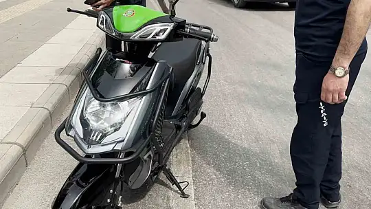 Yeni aldığı motosikletiyle çıktığı trafikte kaza yaptı, yaralandı