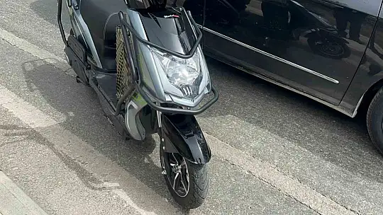 Yeni aldığı motosikletiyle çıktığı trafikte kaza yaptı, yaralandı