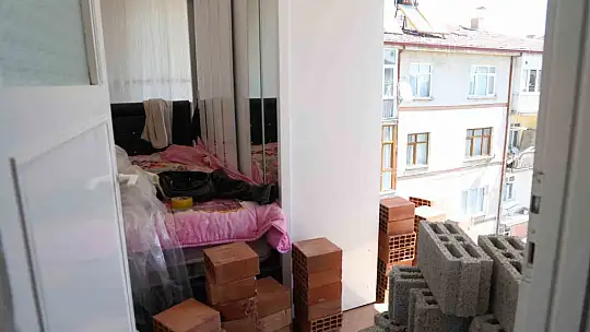 Yıkım çalışmasında ortaya çıktı, 35 yıldır iki bina tek duvarı kullanmış