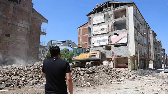Yıkım çalışmasında ortaya çıktı, 35 yıldır iki bina tek duvarı kullanmış