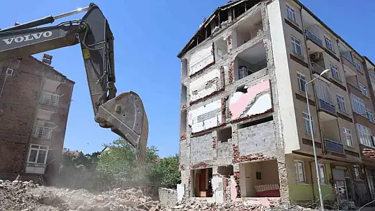 Yıkım çalışmasında ortaya çıktı, 35 yıldır iki bina tek duvarı kullanmış