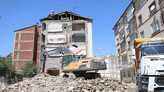 Yıkım çalışmasında ortaya çıktı, 35 yıldır iki bina tek duvarı kullanmış