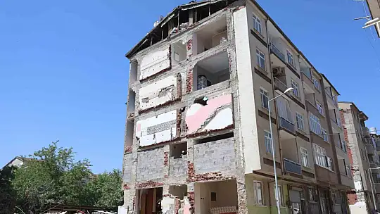 Yıkım çalışmasında ortaya çıktı, 35 yıldır iki bina tek duvarı kullanmış