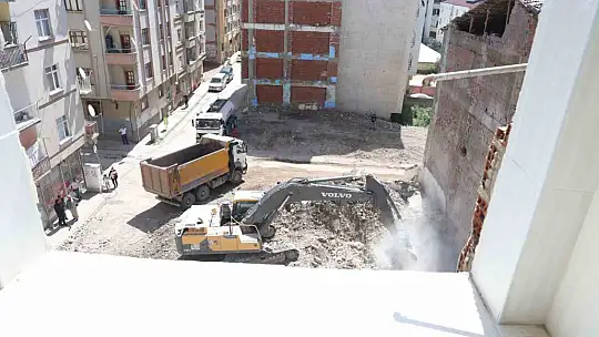 Yıkım çalışmasında ortaya çıktı, 35 yıldır iki bina tek duvarı kullanmış