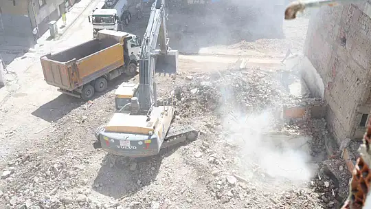 Yıkım çalışmasında ortaya çıktı, 35 yıldır iki bina tek duvarı kullanmış