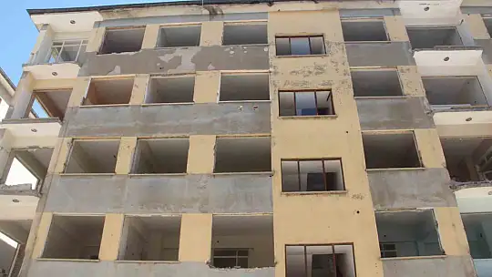 Yıkımı yapılmayan ve çevresinde önlem alınmayan ağır hasarlı binalar tehlike saçıyor
