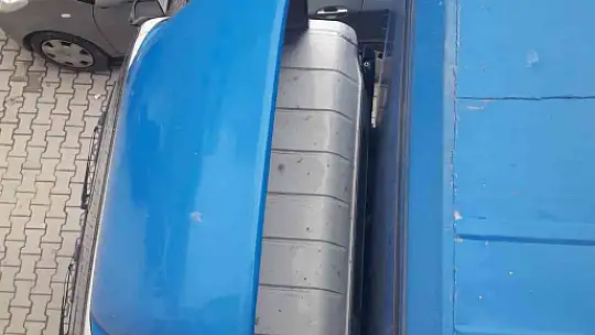 Yüksekliği hesaplayamadı, kamyoneti balkon duvarına sıkıştırdı