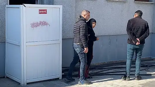Zabıtayı gören dilenci, kadınlar tuvaletine saklandı