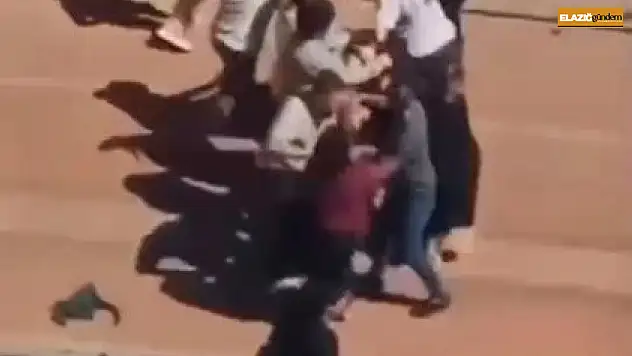 Çocukların kavgasına aileler karıştı: Kadınlar saç baş birbirine girdi