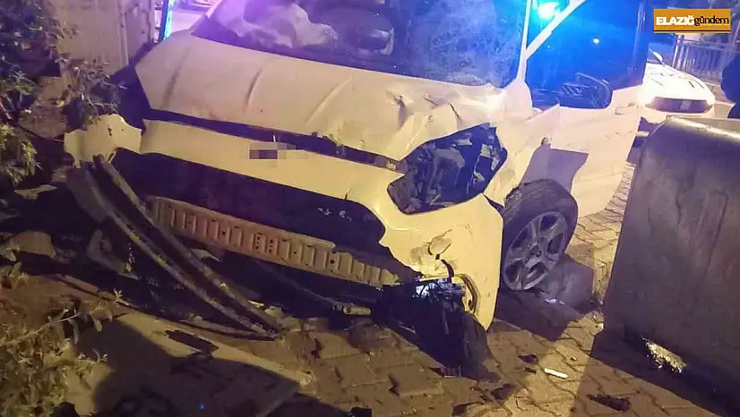 Elazığ'da hafif ticari araç ile motosiklet çarpıştı: 6 yaralı