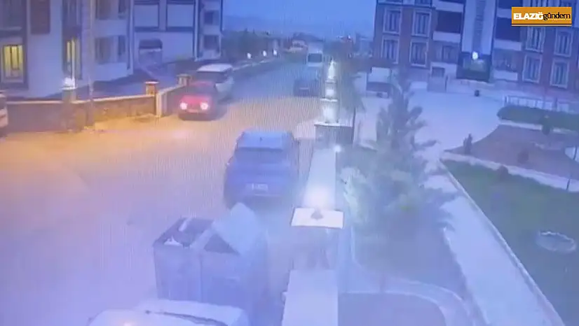 Geri giderken park halindeki araca çarptı