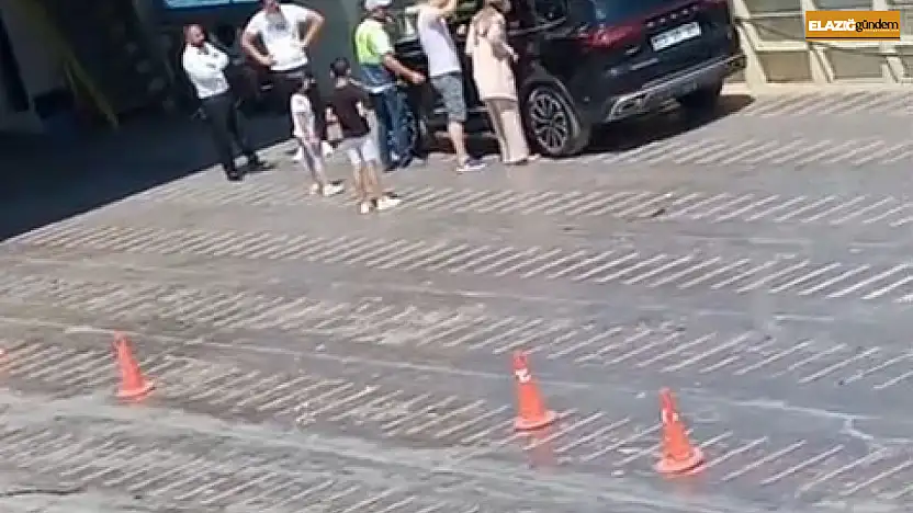 Anahtar aracın içerisinde kalınca, çocuğa bir saat dil döktüler