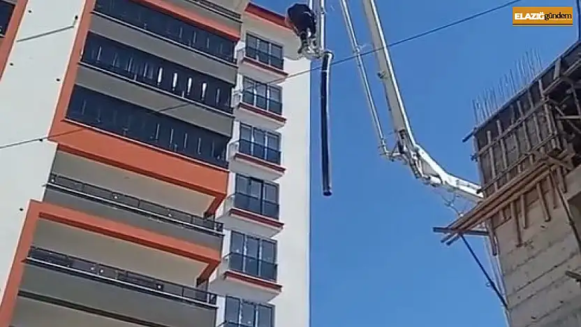 Beton pompasının üzerinde metrelerce yüksekliğe çıkan işçi, adeta ölüme meydan okudu