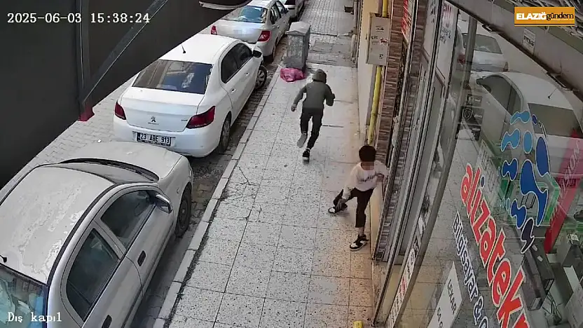 Çocukların tehlikeli oyunu kamerada: İş yerine torpil atıp kaçtılar
