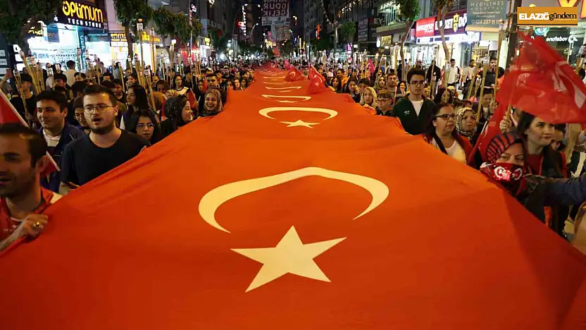 Elazığ'da fener alayı renkli görüntüler oluşturdu