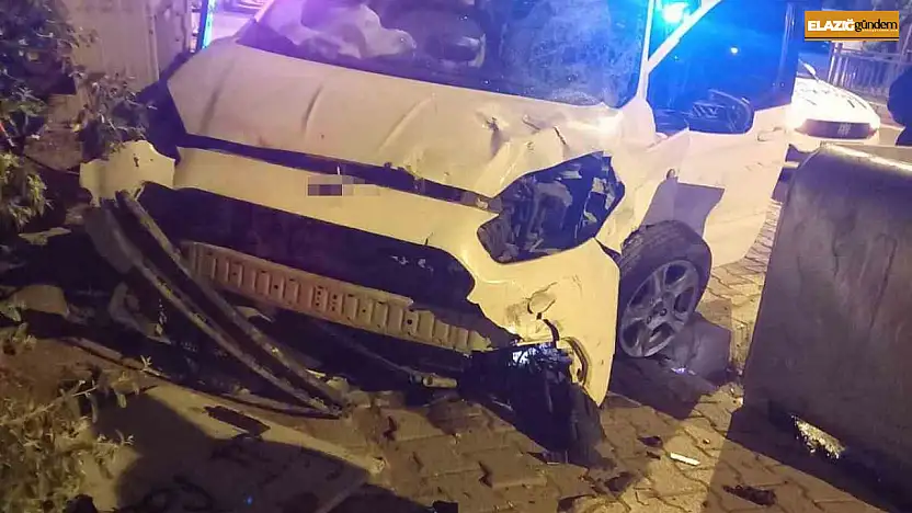 Elazığ'da hafif ticari araç ile motosiklet çarpıştı: 6 yaralı