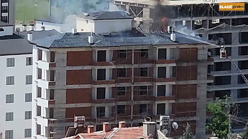 Elazığ'da inşaattaki çatı yangını söndürüldü