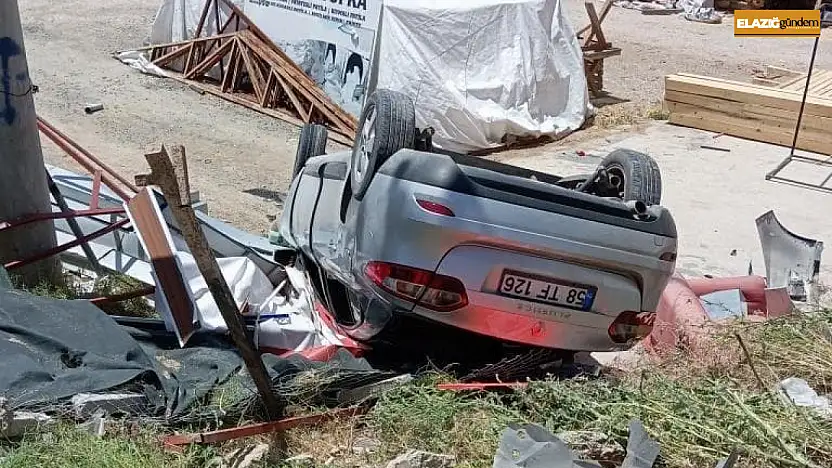 Elazığ'da otomobil şarampole devrildi: 2 yaralı