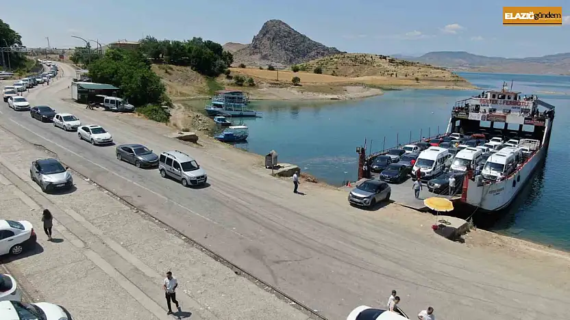 Elazığ-Pertek feribotlarında bayram yoğunluğu: Kilometrelerce kuyruk oluştu