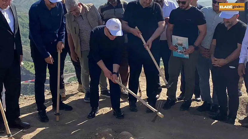 Vali Hatipoğlu, 3 bin yıllık tarihi Palu Kalesi için ilk kazmayı vurdu